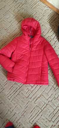 Куртка женская  красного цвета  б/у размер 44
