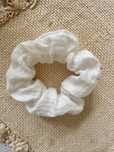 Nowa gumka scrunchie biała muślinowa