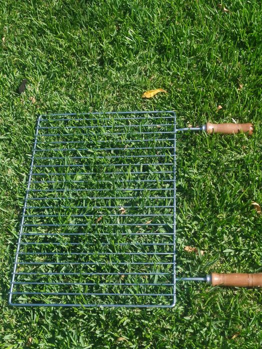 Vários tipos de Grelhas de Inox (grelha argentia ou peixe ou febras]