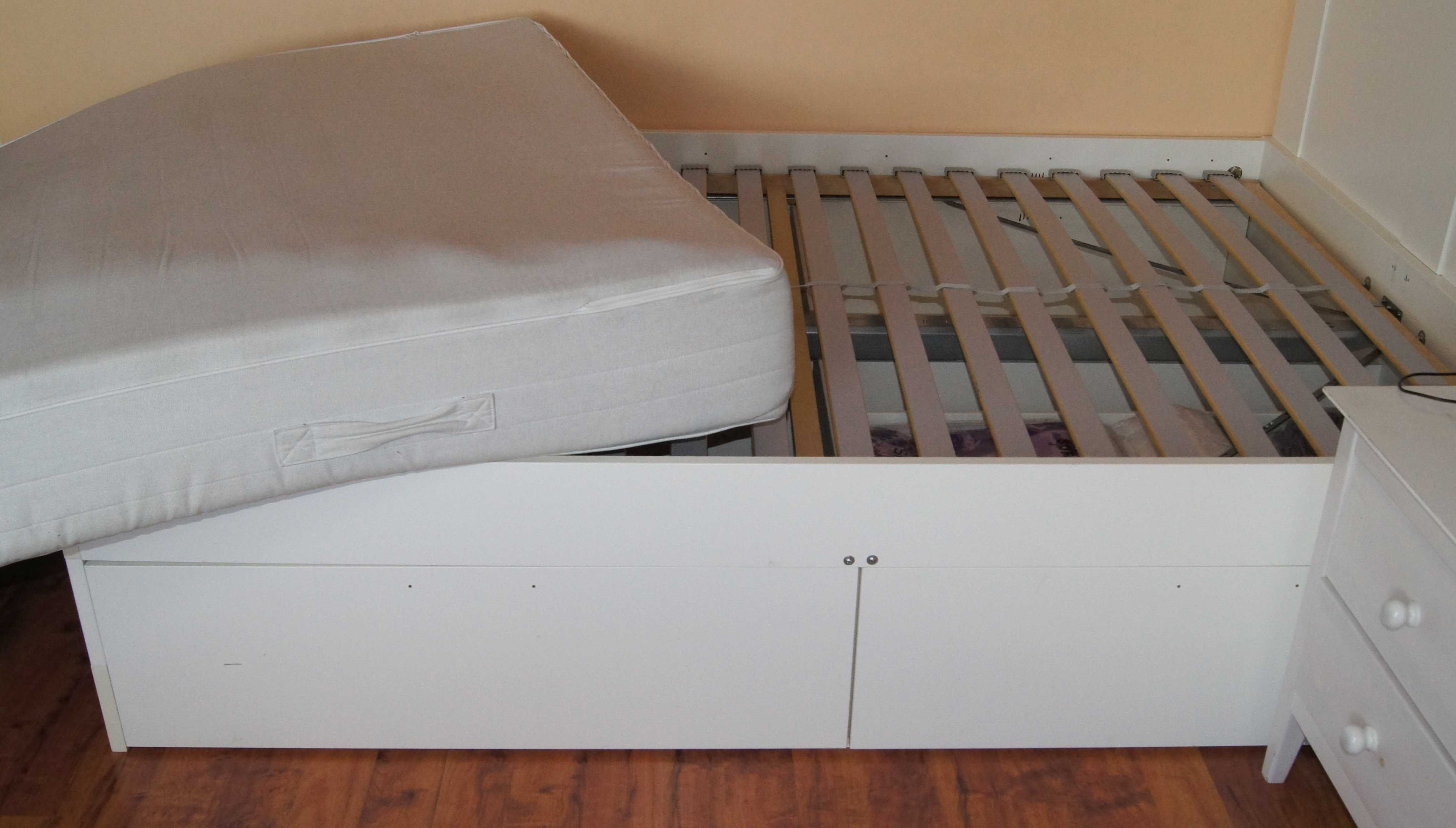 Używane  Łóżko  140 x 200  IKEA  BRIMNES z materacem i zagłówkiem