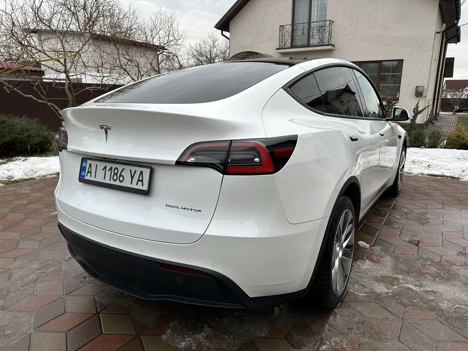 Tesla model Y ціла не биток long range