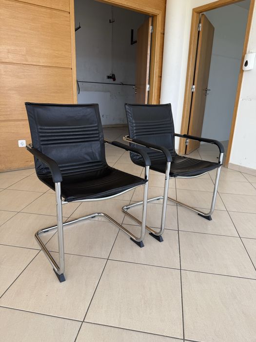 2 cadeiras de pele