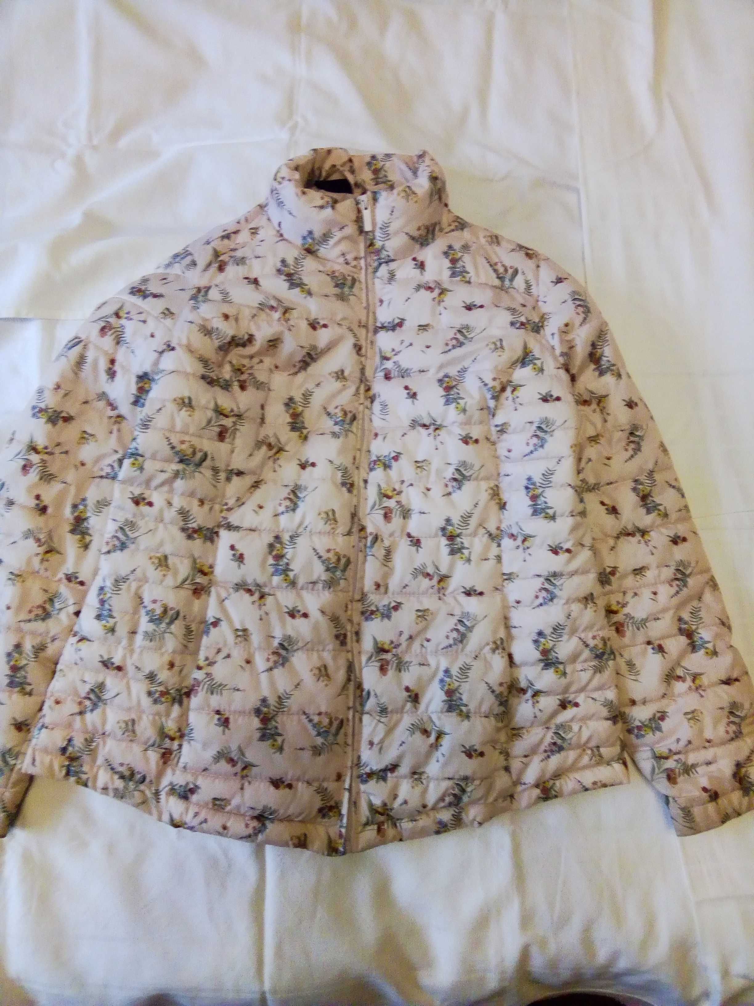 Куртка бледно розово-бежевого цвета в мелкий цветочек б/у в отл.сост.