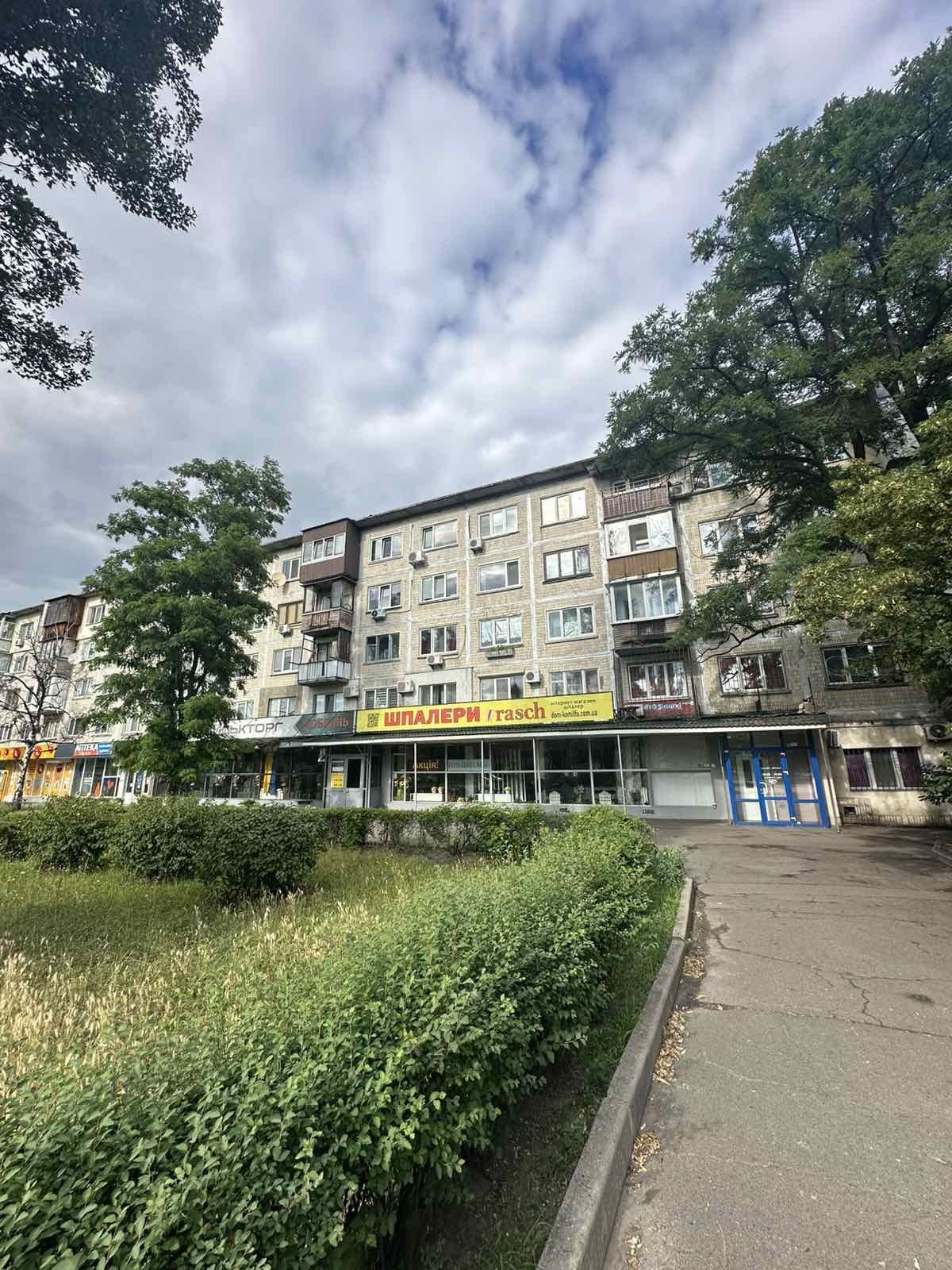 Продам фасад.приміщ з ремонтом 35,135,200,405м2 Прт Воскресенський14