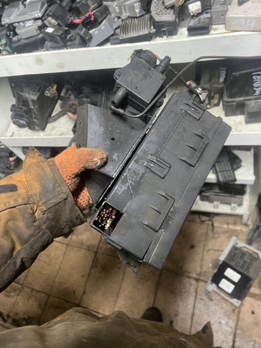 Джип чероки год 98 Корпус предохранителей в сборе под капотом