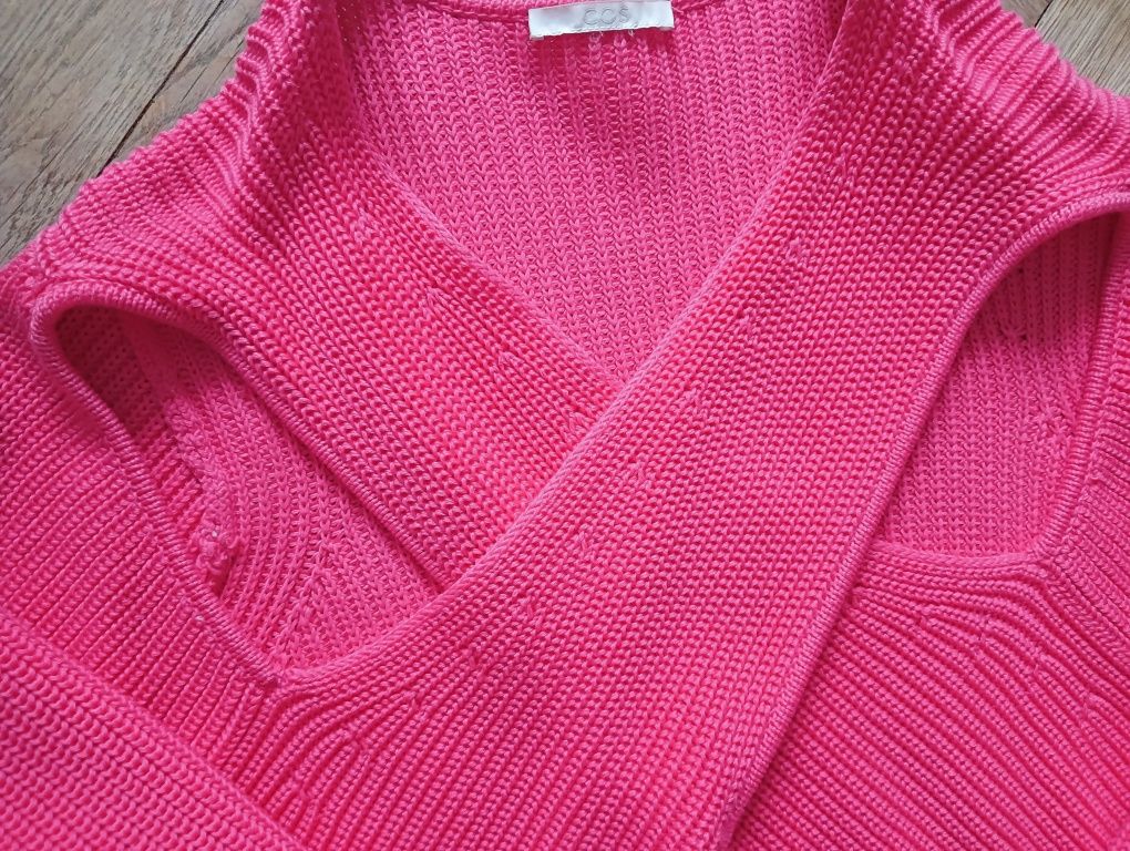 różowy sweter COS