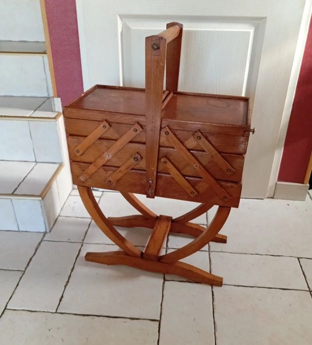 Caixa de costura de madeira articulada, estilo sanfona