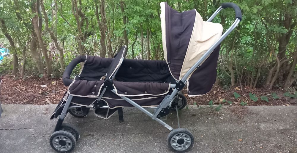 Carrinho de bebé duplo