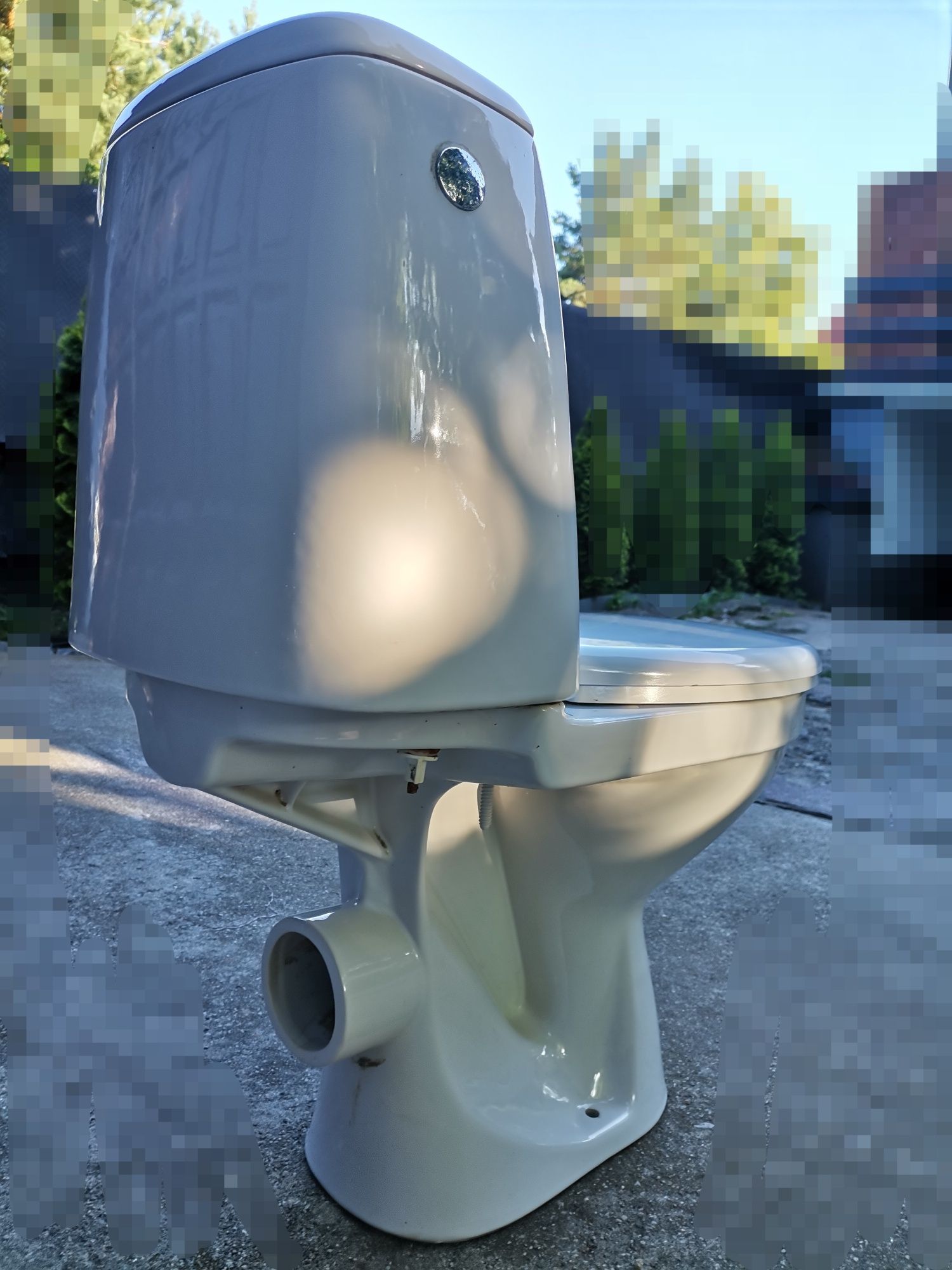 WC z nową deską sedesową