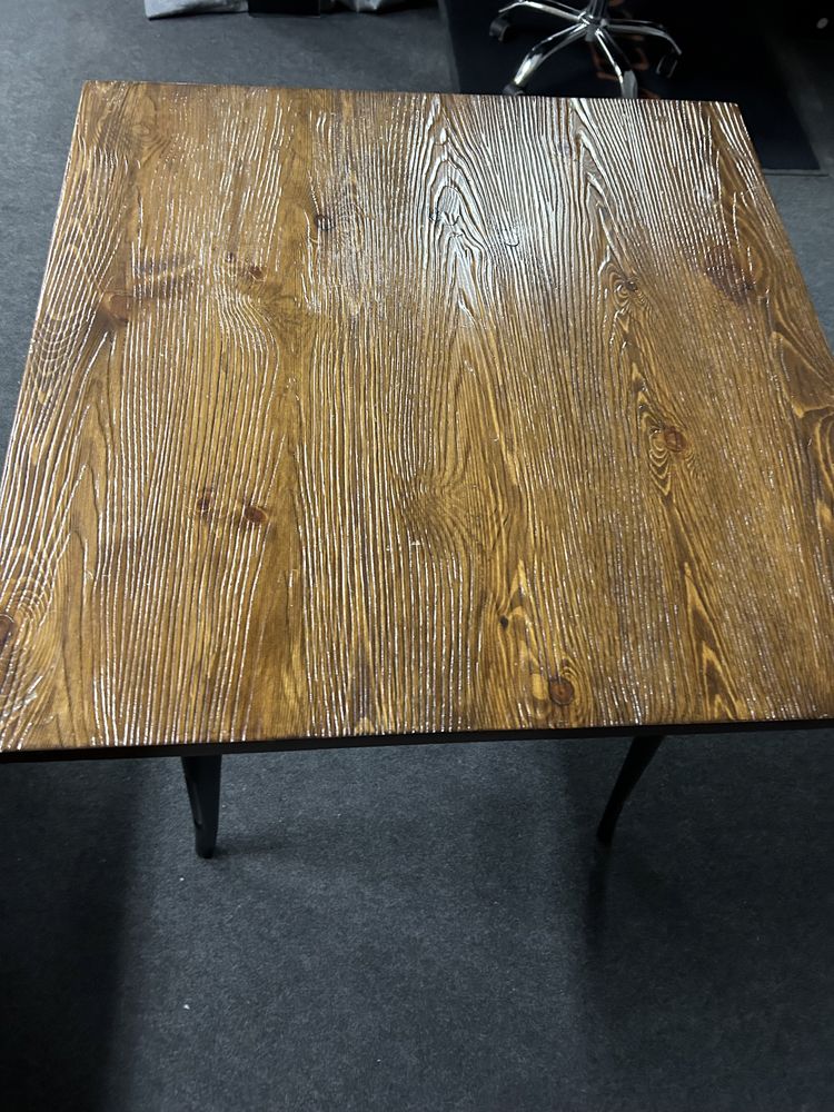 Stół z blatem drewnianym 80x80 nogi metalowe.