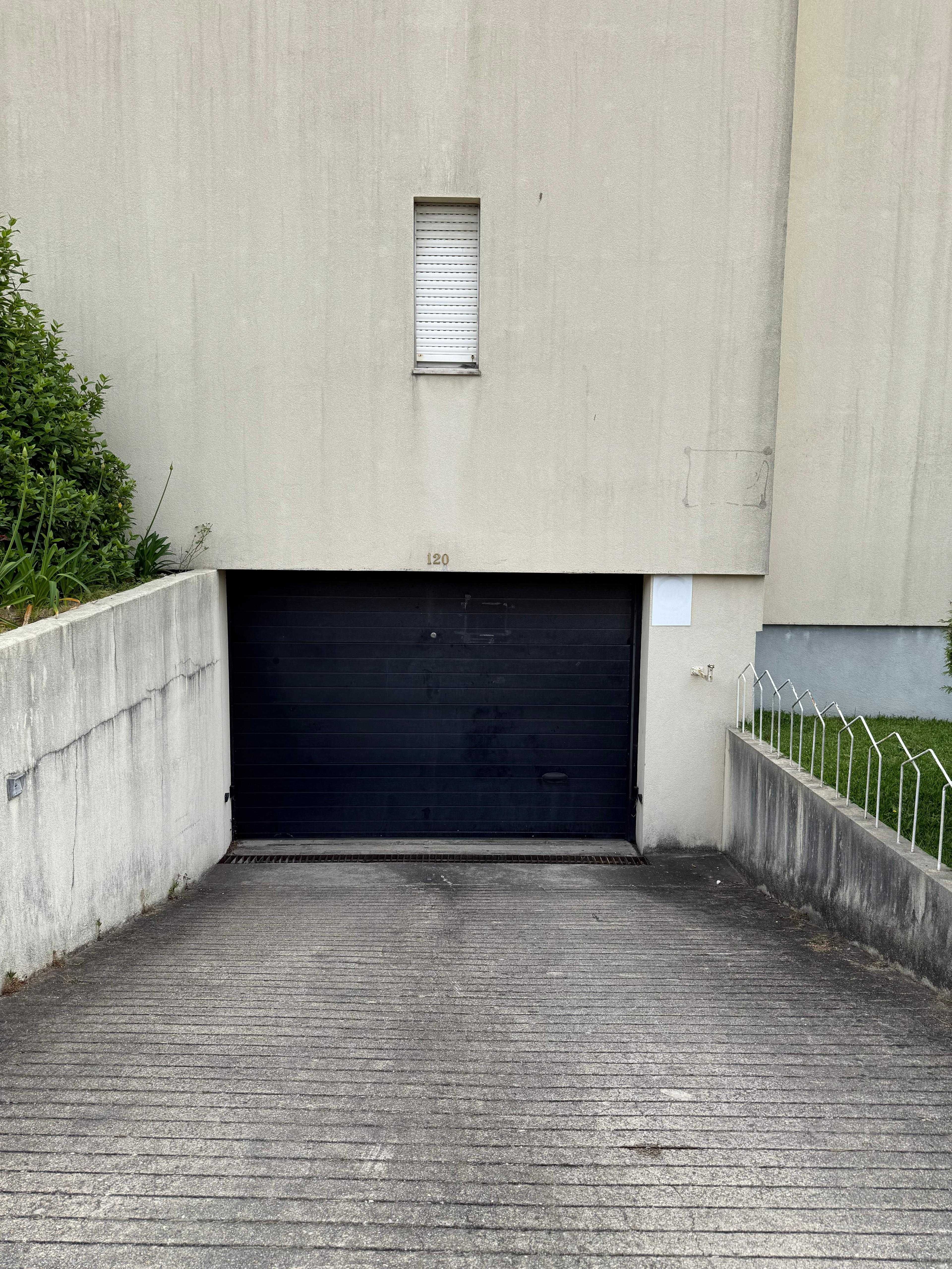 Lugar de Garagem no centro de Paredes