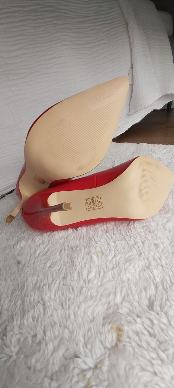 Sapatos salto alto da Guess
