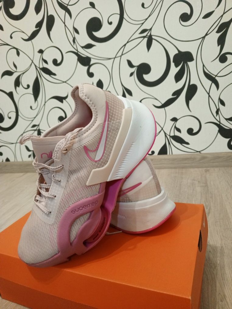 Продам кроссовки женские Nike AIR ZOOM SUPERREP 3 40 розмер
А