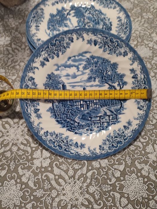 Pratos Churchill com faiança azul