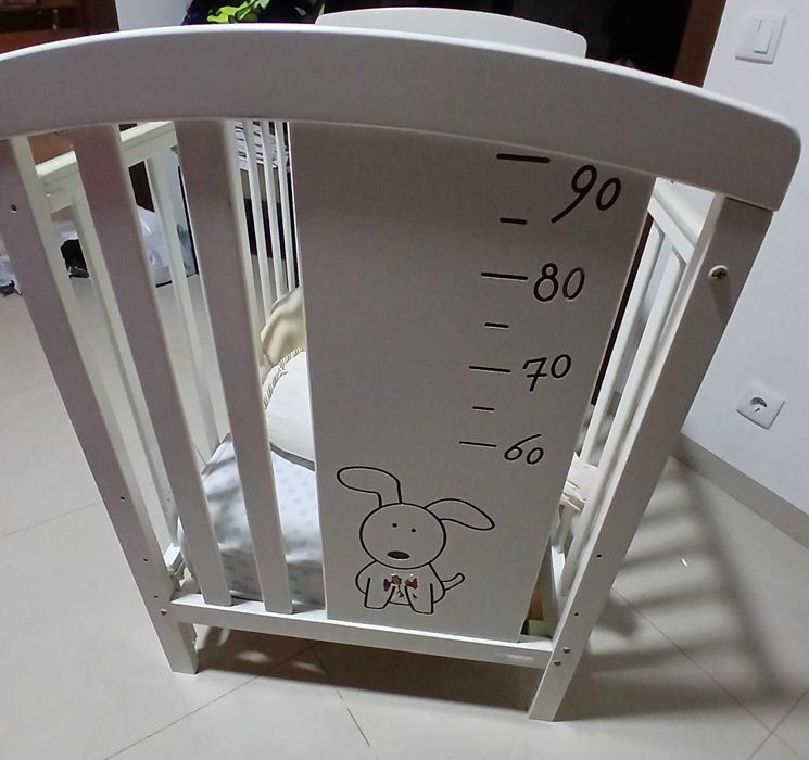 Berço de grades em madeira branco