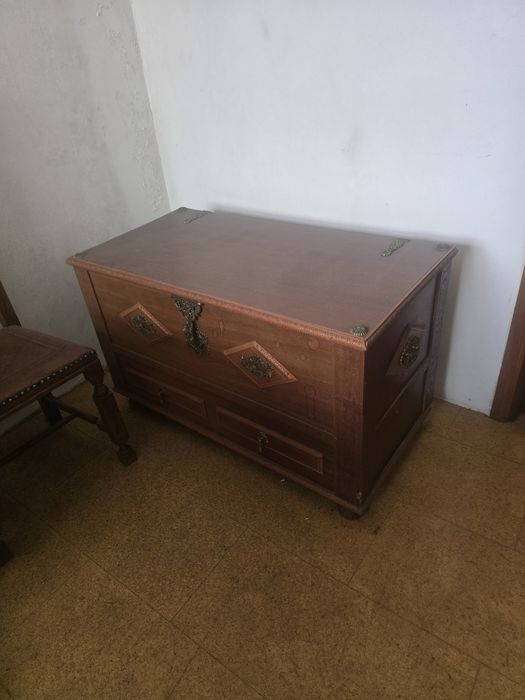 Arca em madeira ideal para guardar roupa