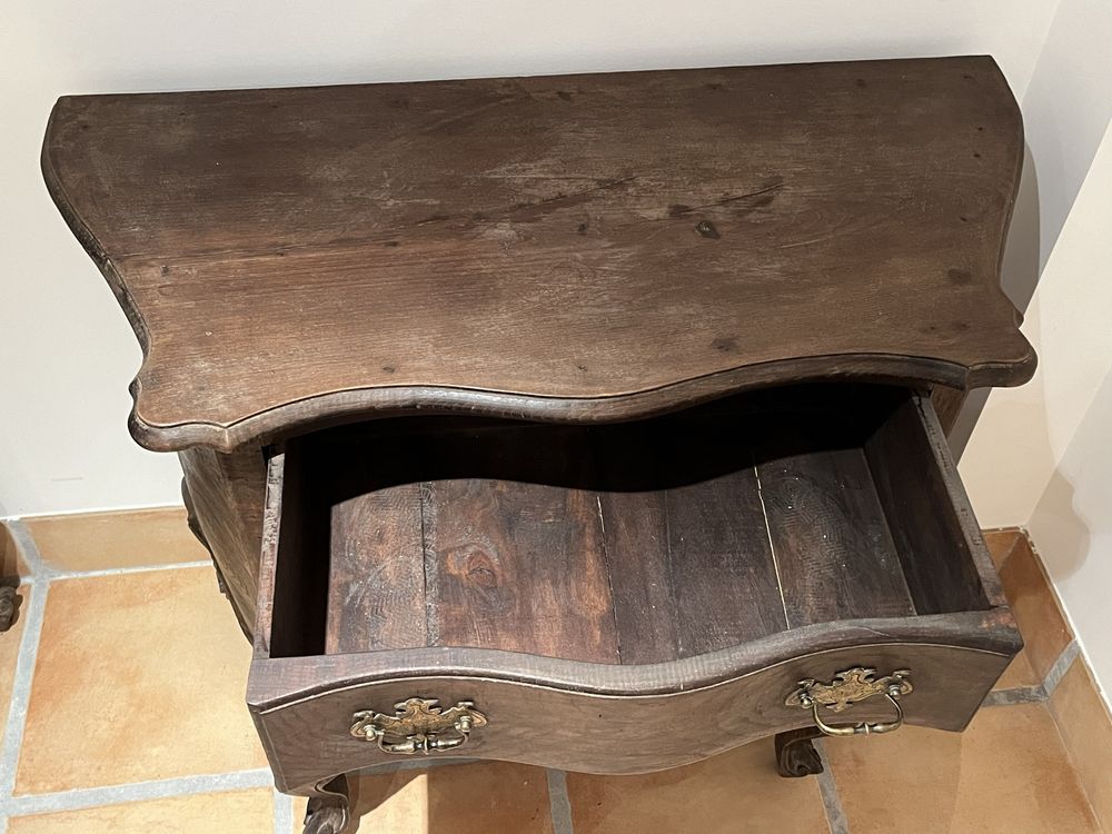 Cómoda de madeira maciça com gavetas