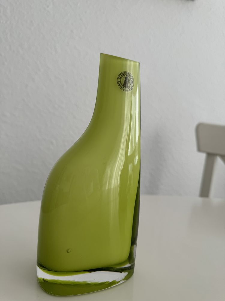 Szklany zielony wazon recznie wykonany