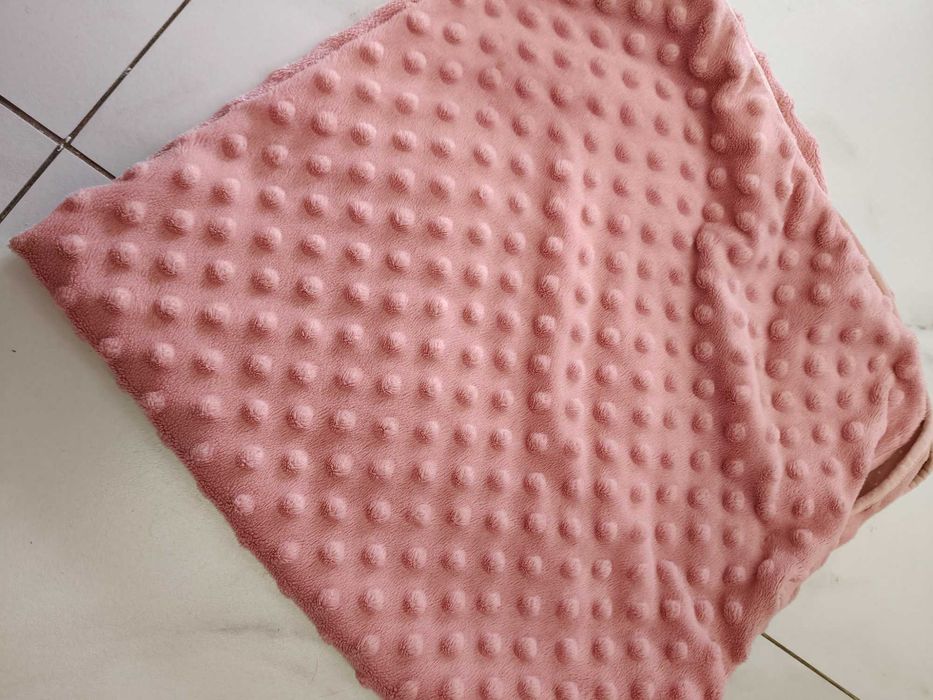Bawełniany kocyk dwustronny w kolorze różowym dla niemowlaka