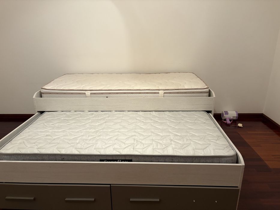 Cama infantil dupla com gavetas para arrumos. Nova sem uso