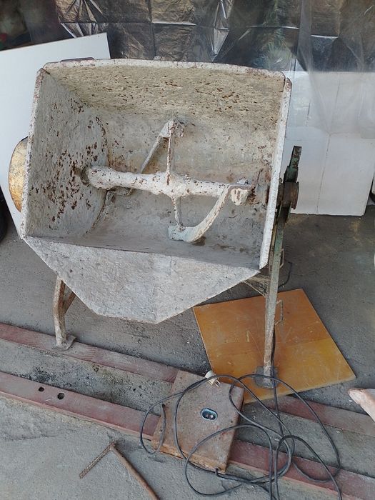 Робочий змішувач з мотором і редуктором