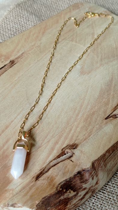 Przecena, Naszyjnik z kwarcu różowego w złotym, metalowym okuciu