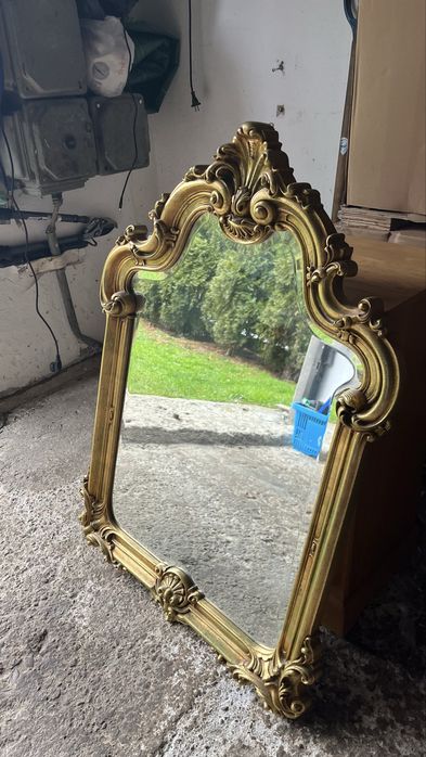 Lustro scienne w złotej ramie