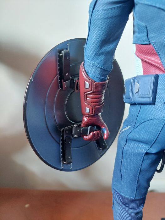 Hot Toys Captain America (2012 version)