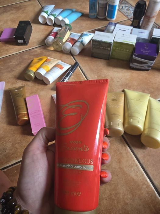 Avon encanto rozświetlający balsam do ciała spontaneous  200ml