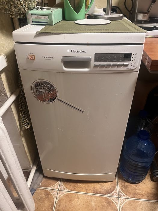 Посудомийна машина Electrolux