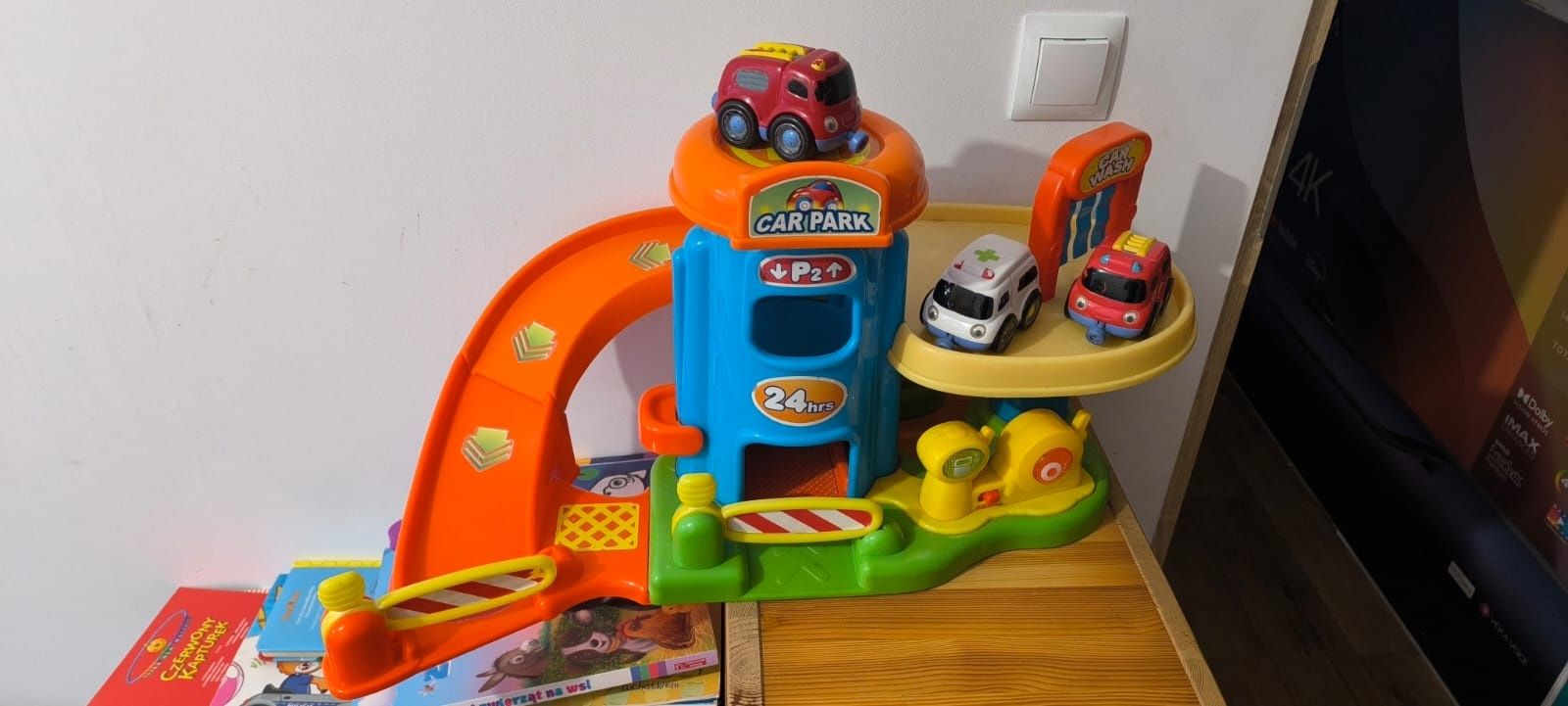Interaktywny parking z autkami