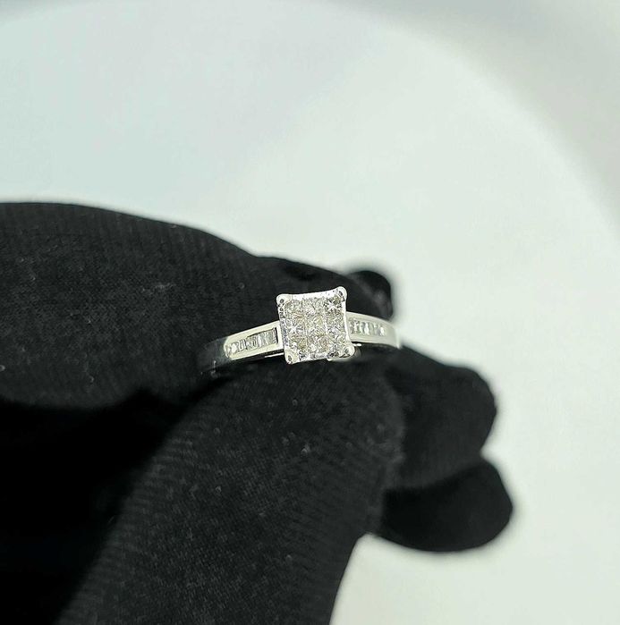 Кольцо с бриллиантами формы принцесса