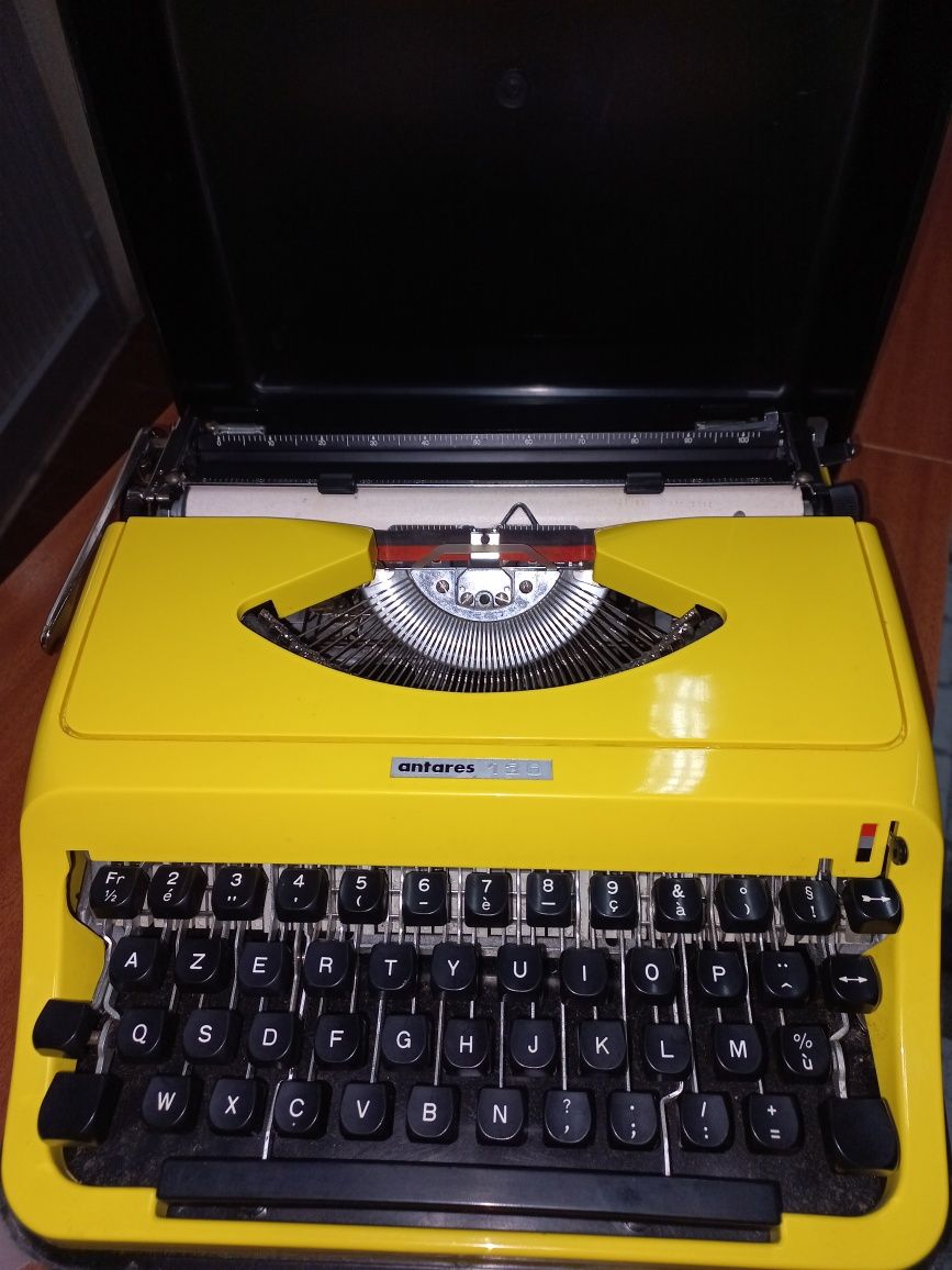 Máquina de escrever Antares 130