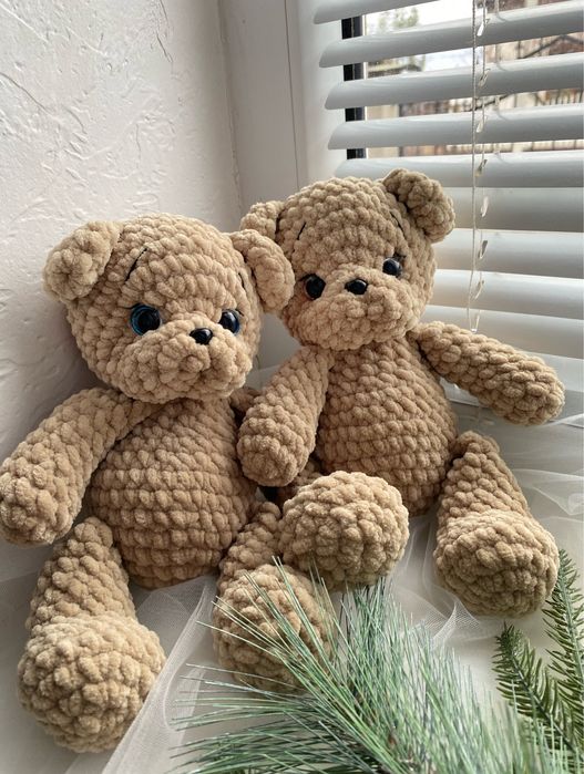 Вʼязані ведмедики з плюшевої пряжі.