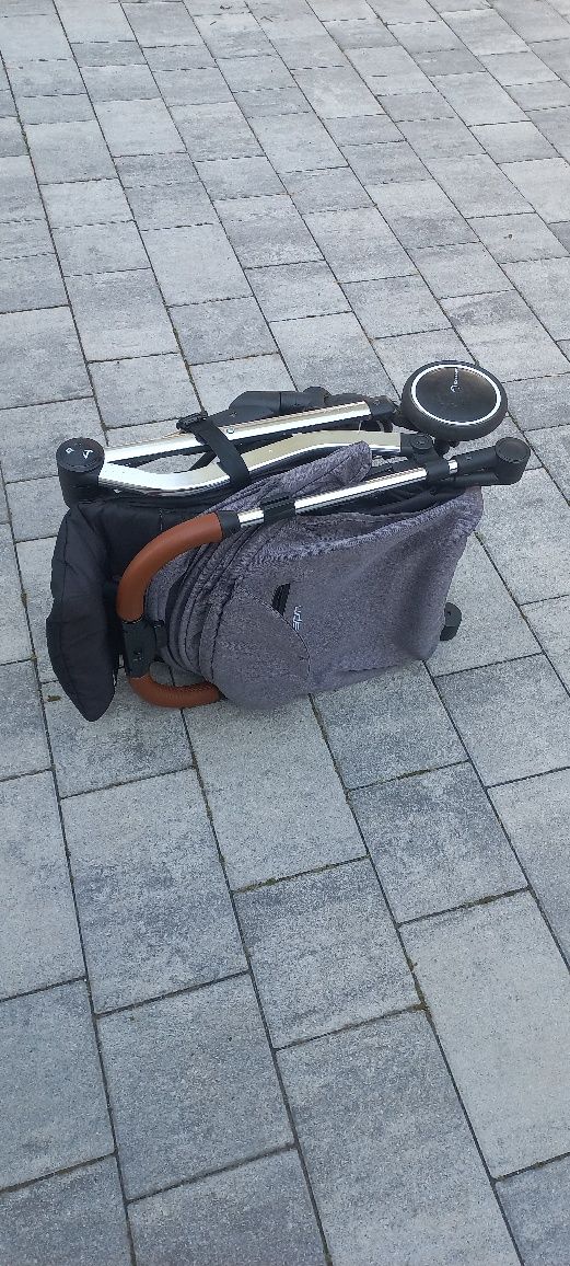 Maly, lekki, kompaktowy wózek spacerowy