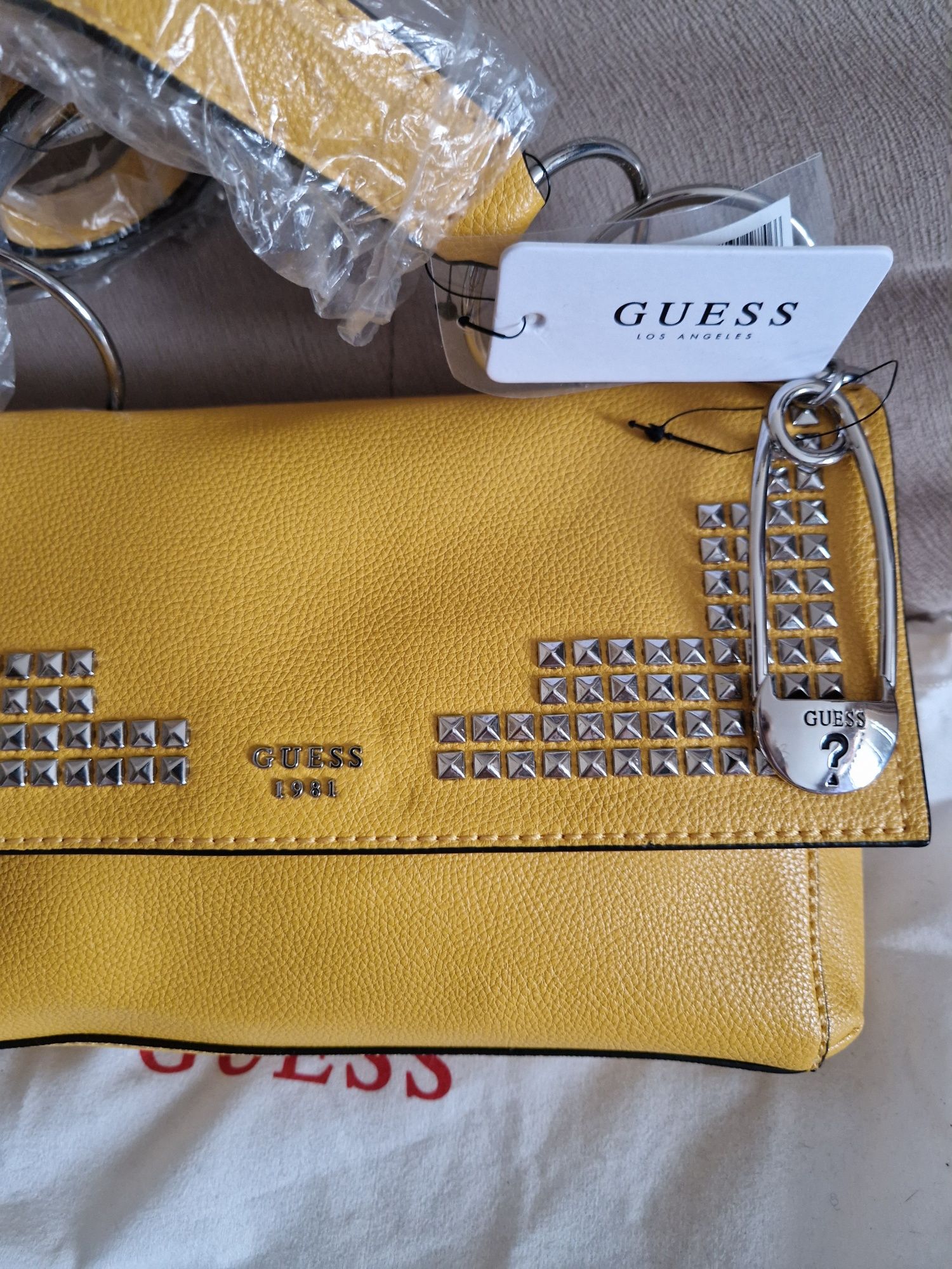 Сумка crossbody Guess