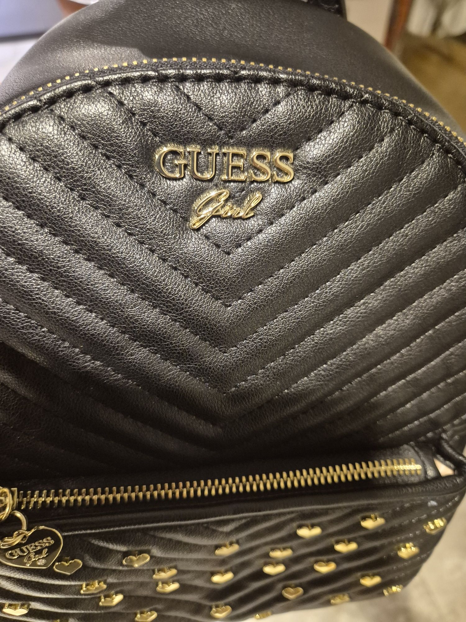 Plecaczek GUESS z zerduszkami