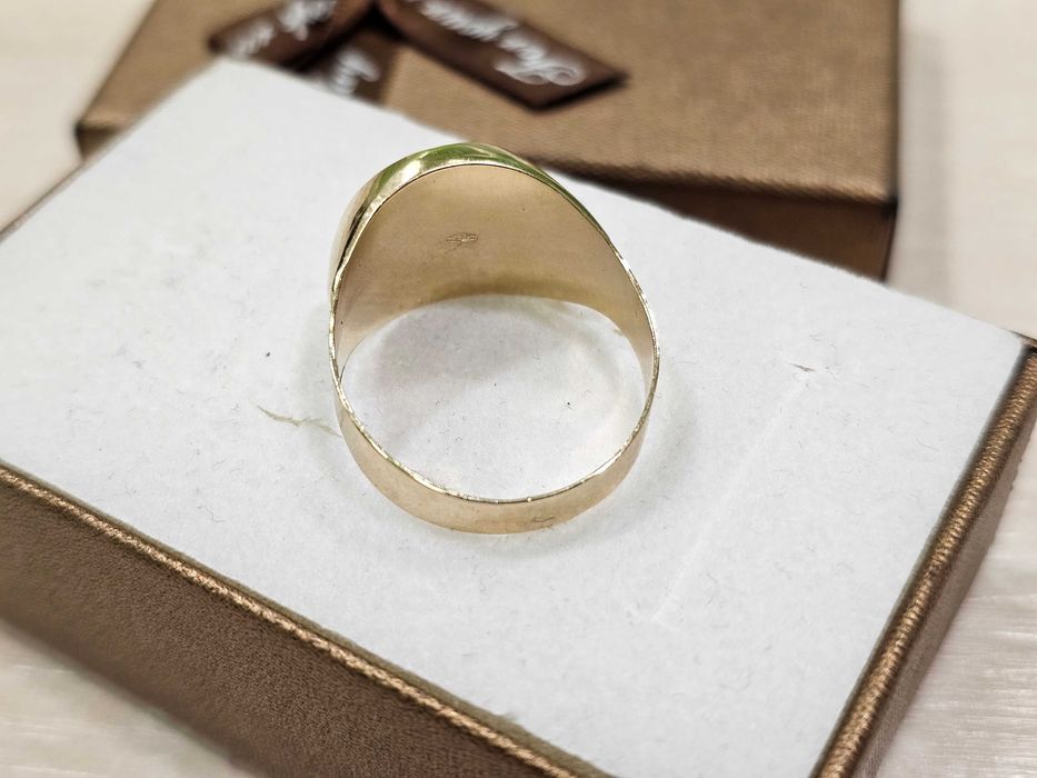 Okrągły męski sygnet w greckim wzorze PR 585