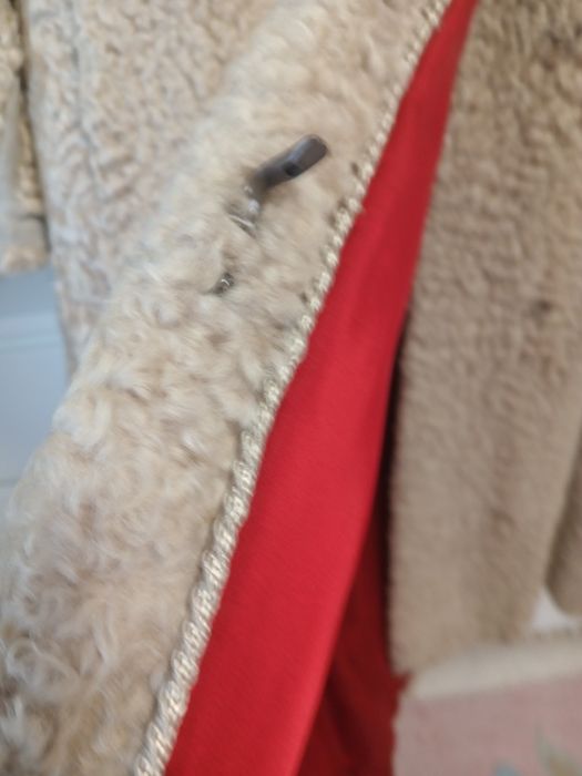 Ciekawe futro z beżowych karakułów z kołnierzem z lisa R xl-xxl