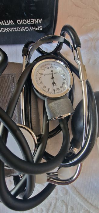 Medidor de tensão e estetoscópio