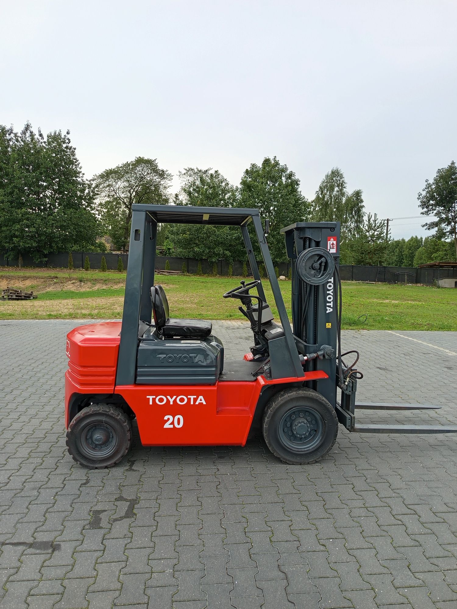 Sprzedam wózek widłowy Toyota udźwig 2 ton tripleks przysow boczny