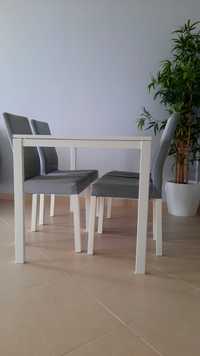 Conjunto de mesa e 4 cadeiras