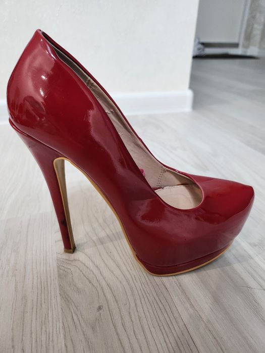 Туфли на высоком каблуке