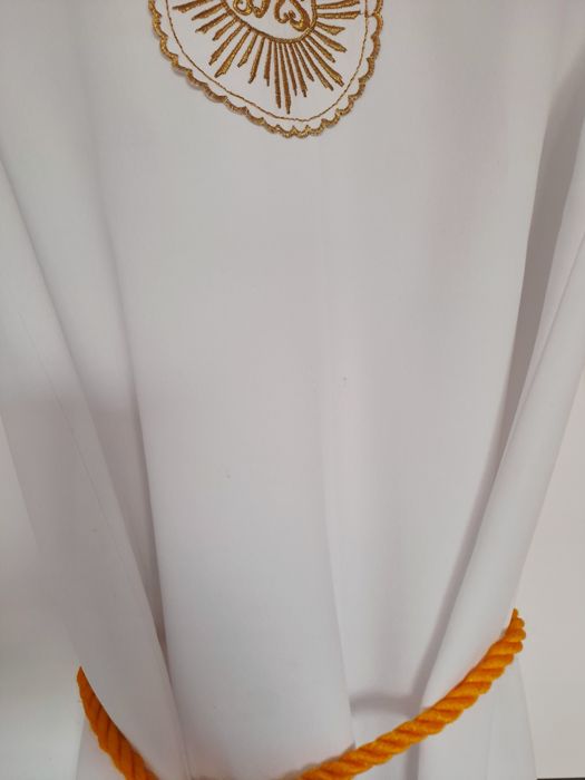 Alba komunijna dla chłopca pięknie zdobiona