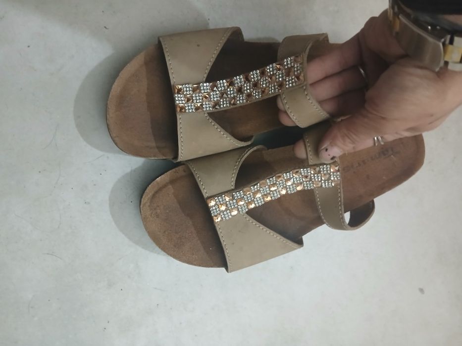 Beżowe klapki tamaris r36 z cyrkoniami