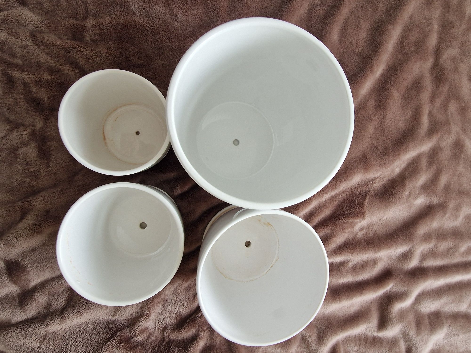 Polnix, 4 doniczki białe ceramiczne z podstawką