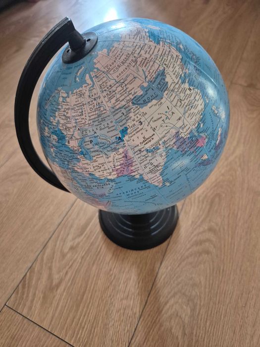 Глобус середнього розміру