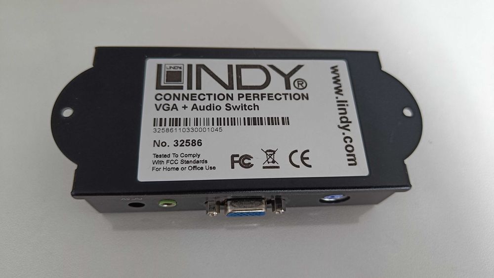 Перемикач між двома аудіо- та відеовходами одним натисканням кнопки