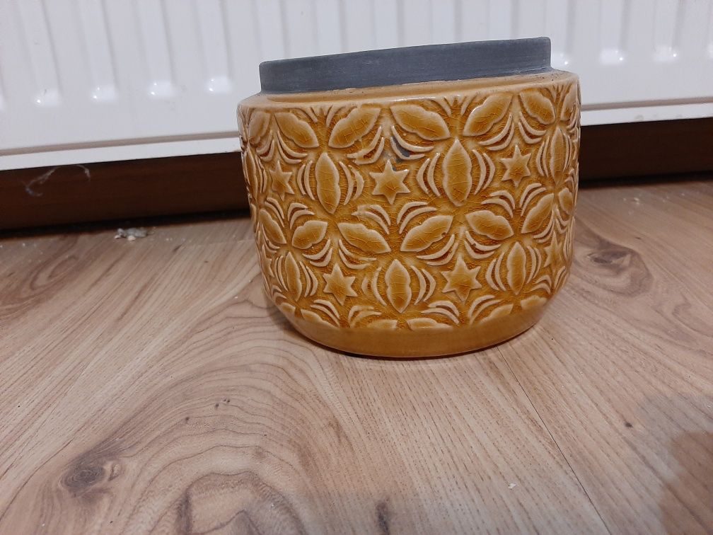 Ceramiczna osłonka do roślin.