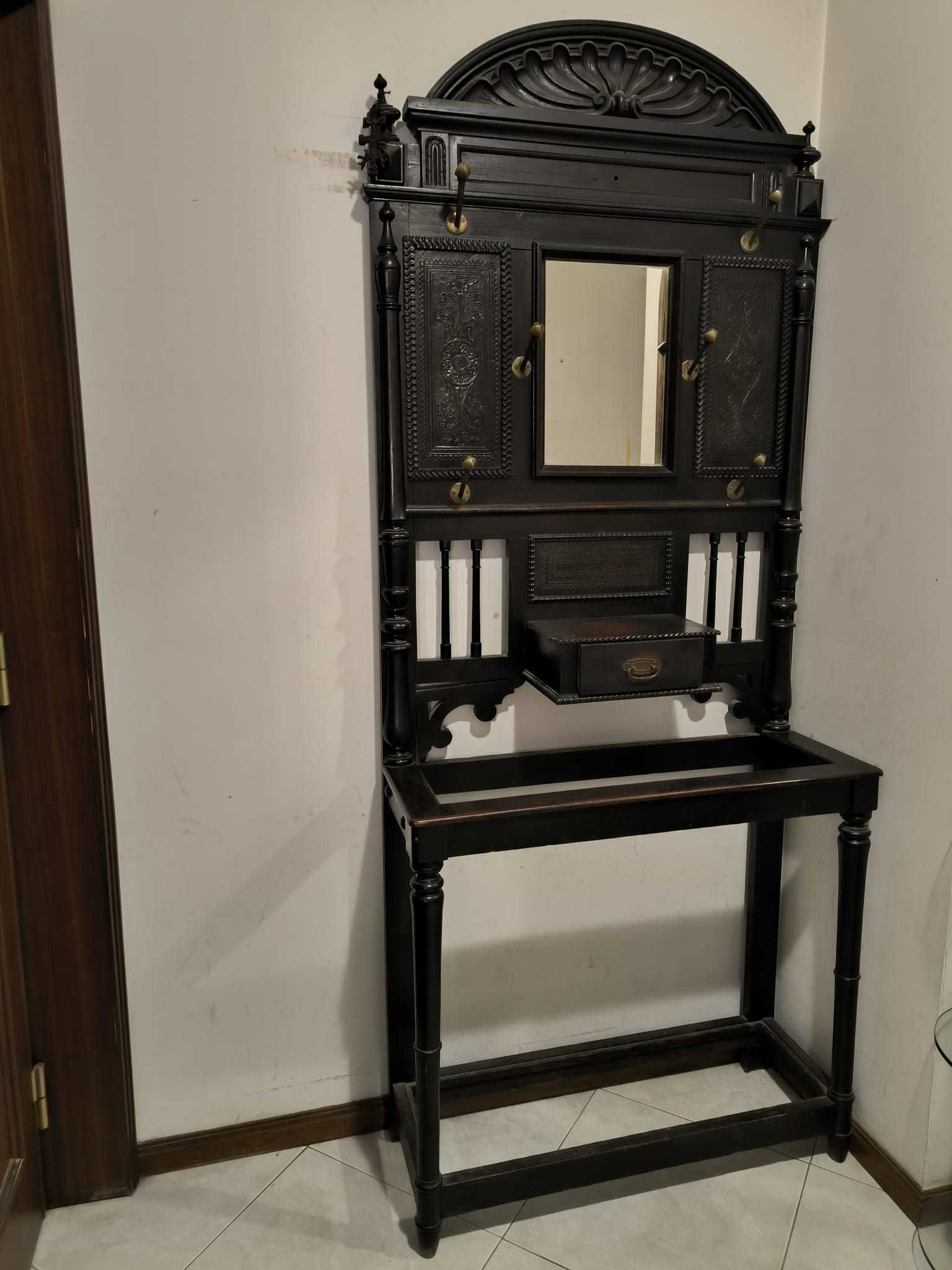 Cabide em pau preto
